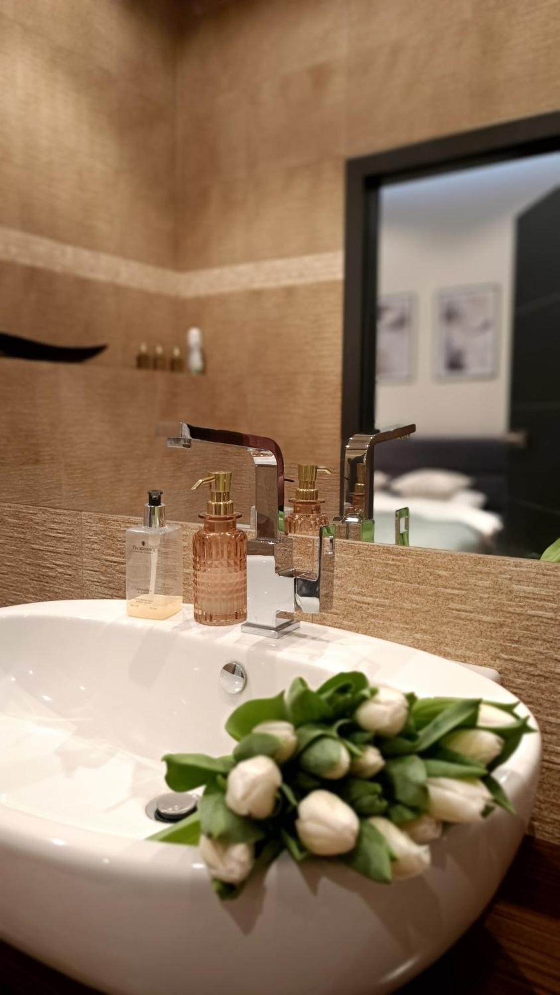 צ'סטוצ'ובה Luxury Room Well Located מראה חיצוני תמונה