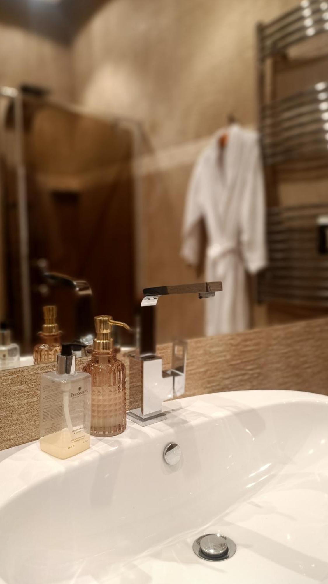 צ'סטוצ'ובה Luxury Room Well Located מראה חיצוני תמונה